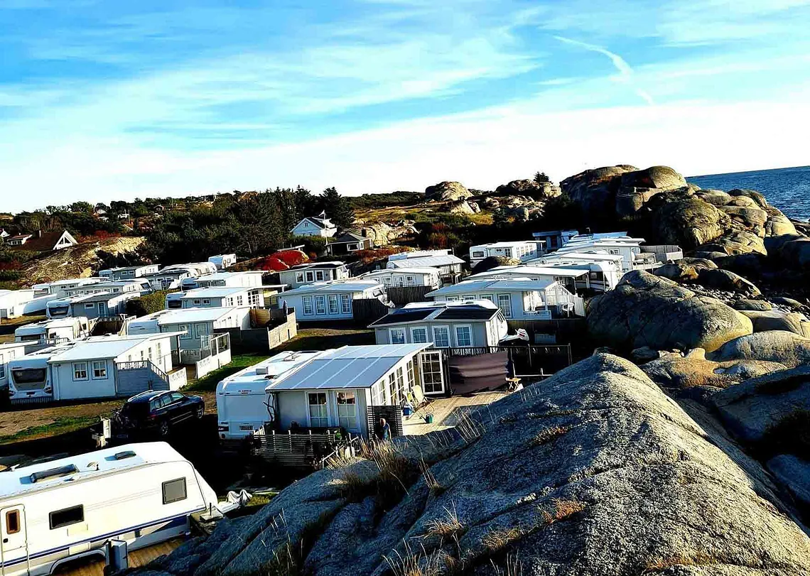 Spikertelt og campingvogner på Mostranda Camping As