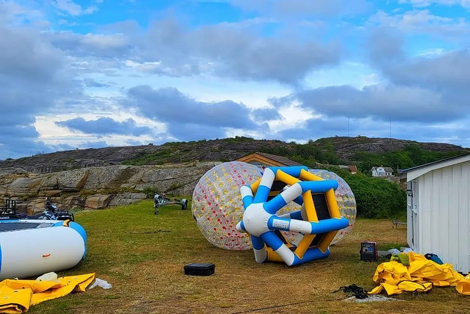 Strandleker på Mostranda Camping As