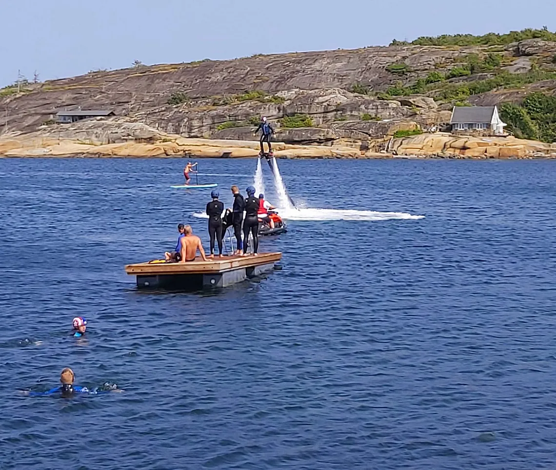 Vannaktiviteter på strand