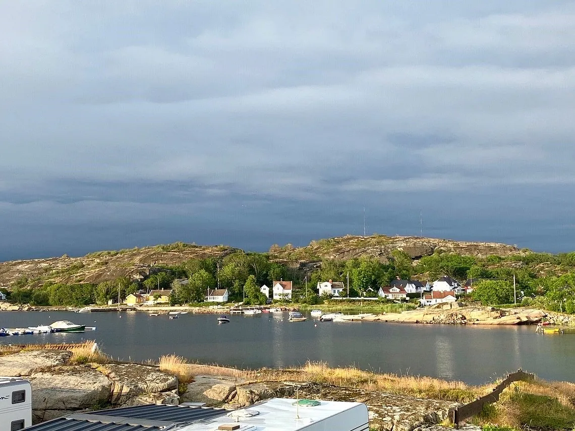 Bilde av hus på andre siden av sundet for Mostranda Camping As